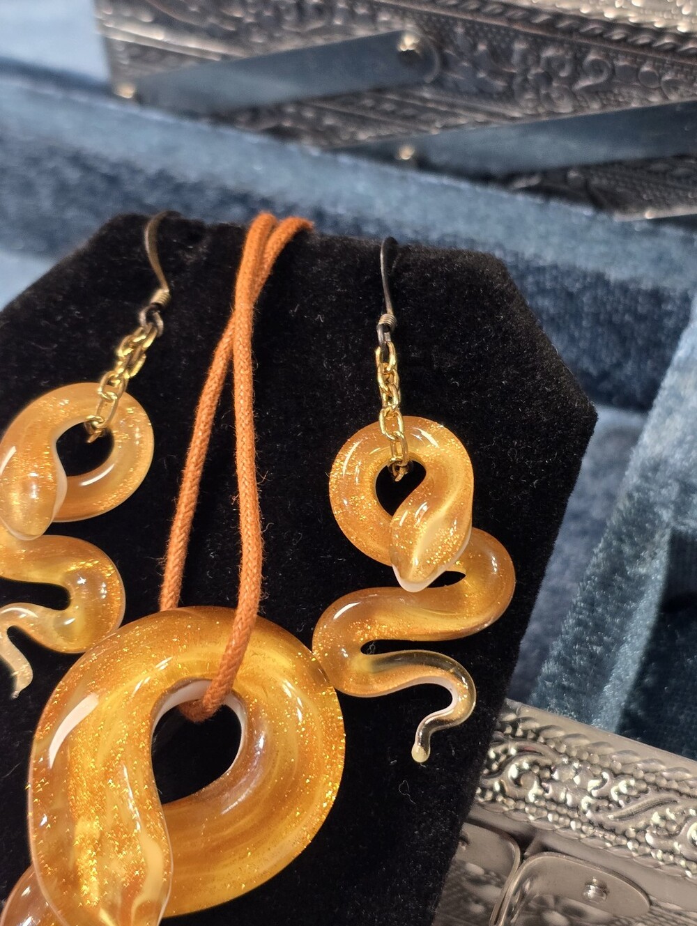Venetiaurum Murano Glass Golden Glittering Snake Pendant Necklace & Earring Set - Picture 3 of 12